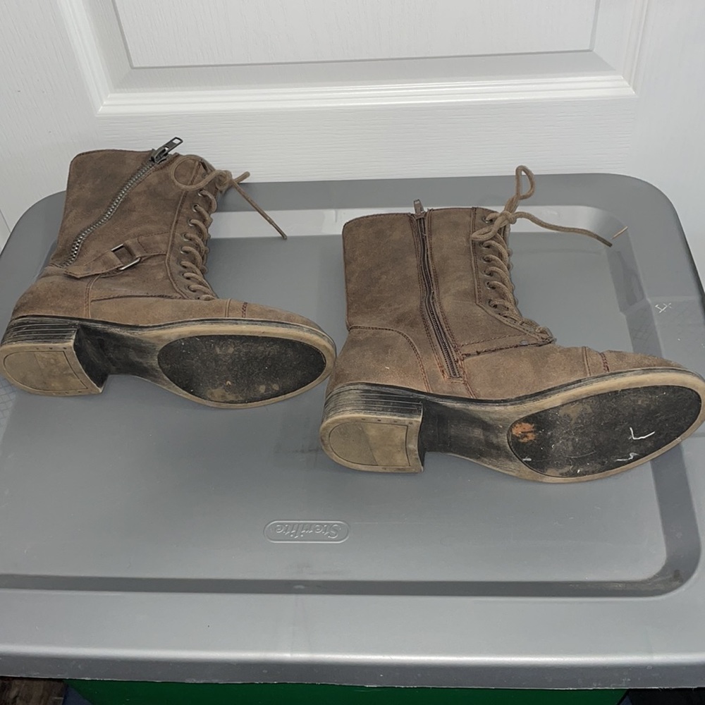 Boots - Picture 6 of 7